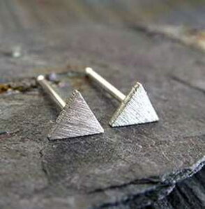 ȏȃgCAOX^bhsAXB{w~AȃubVhX^[OVo[̃|XgWG[BAJŎ Poseidon's Booty Teeny tiny triangle stud earrings. Boho brushed sterlin