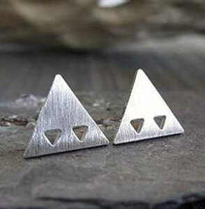 gCAOX^bhsAXB{w~AȃubVhX^[OVo[̃|XgWG[BAJŎ Poseidon's Booty Triangle stud earrings. Boho brushed sterling silver post jewelry. Handma