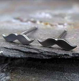 超極小口ひげスタッドピアス。スチームパンクいぶし加工のスターリングシルバーのポストジュエリー。アメリカで手作りされています。 Poseidon's Booty Super Tiny mustache stud earrings. Steampunk oxidized sterling silver post jewelry. Handmade in