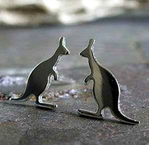 �J���K���[ �X�^�b�h �C�������O �|���b�V�� �X�^�[�����O �V���o�[ �����r�[ �|�X�g �W���G���[�B�A�����J�Ŏ��肳��Ă��܂��B Poseidon's Booty Kangaroo stud earrings polished sterling silver wallaby pos