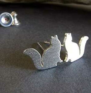 LeB Lbg X^bh COAӂӂ̔tĂ܂BX^[O Vo[ |Xg WG[BčŎ肳Ă܂B Poseidon's Booty Kitty Cat stud earrings with fl
