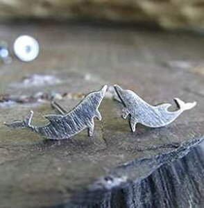htB̃X^bhsAXBAeB[NX^[OVo[̏ȃ|XgWG[BAJŎ肳Ă܂B Poseidon's Booty Dolphin stud earrings. sterling silver tiny post jewelry. Handma