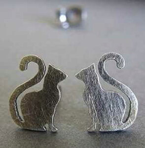 L̃X^bhsAXBe[|XgWG[tAeB[NX^[OVo[̎qLBAJŎ肳Ă܂B Poseidon's Booty Cat stud earrings. sterling silver kitty with long t