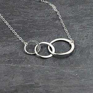 �ޏ��̂��߂̃X�^�[�����O�V���o�[ 3 �T�[�N���l�b�N���X Designed by Stacey Jewelry, LLC Sterling Silver Three Circle Necklace for Her