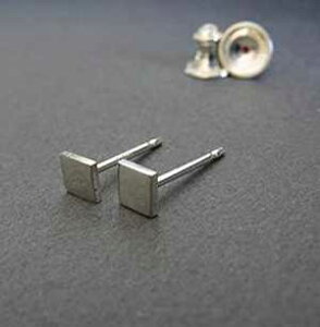 Ȋ炩ȃXNGA|bVX^[OVo[̃X^bhsAXBAJŎ肳ꂽ~j}Xg̃WG[ Poseidon's Booty Tiny smooth square polished sterling silver stud earrings. Minim