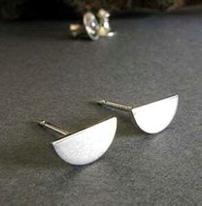 n[tT[N[X^[OVo[X^bhsAXB炩ŏȃ_ȃ|XgBAJŎ肳Ă܂B Poseidon's Booty Half Circle Moon sterling silver stud earrings. Smooth little mo