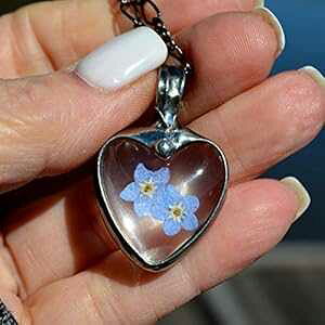 n[glbNX̃MtgACfA ? pXiOTԃWG[ ? eEy_glbNX BayouGlassArts Heart Necklace Gift Ideas Forget Me Not Pressed Flower Jewelry for Women Handmade