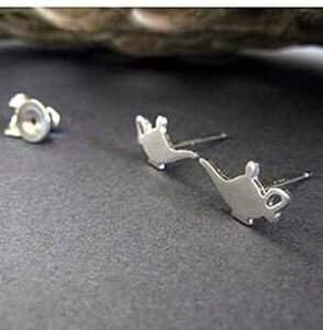 ^Cj[ }WbN IC v X^bh CO |bV X^[O Vo[ |Xg WG[BAJŎ肳Ă܂B Poseidon's Booty Tiny Magic Oil Lamp stud earrings polished