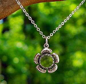 TCNꂽ 1900 N㏉̃I[u O[ C {g X^[O Vo[ t[ lbNX Bottled Up Designs Recycled Early 1900's Olive Green Wine Bottle Sterling Silver Flower Necklace