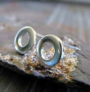 ^Cj[ T[N h[ic 6 mm X^bh sAX |bV X^[O Vo[BAJŎ肳ꂽVvȃ|Xg Poseidon's Booty Tiny circle donut 6mm stud earrings polished sterling silver. Si