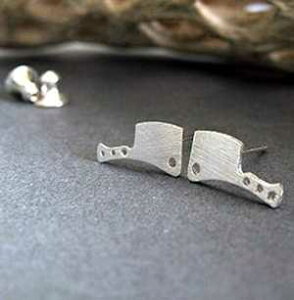 ub`[iCt̃X^bhsAXAubVhX^[OVo[̕|XgWG[BAJŎ肳Ă܂B Poseidon's Booty Butcher knife stud earrings brushed sterling silver cleave