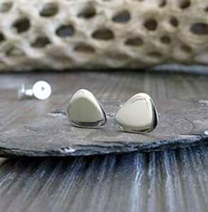 ȃM^[sbNeBAhbvX^bhsAX|bVX^[OVo[̃nhCh|XgBJBAJŎ肳Ă܂B Poseidon's Booty Small Guitar Pick tear drop stud earr