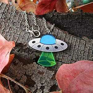 �G�C���A�� UFO ���ԉ~�Ճy���_���g �l�b�N���X�A�F���D���C�u �W���G���[ It's Just So You Alien UFO Flying Saucer Pendant Necklace, Spaceship Rave Jewelry