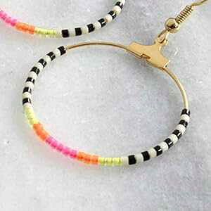 �l�I���s���N�̍��Ɣ��̃r�[�Y�t�[�v�C�������O�A�����b�L�̃C���[���C���[�t�� Libby & Smee Neon Pink Black and White Beaded Hoop Earrings on Gold-Plated Ear Wires