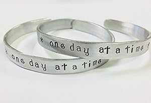 One Day at a Time�ARecovery Quote�A�ϐF���Ȃ��A���~�j�E�����J�t�u���X���b�g�Ƀn���h�X�^���v Ann Peden Jewelry One Day at a Time, Recovery Quote, handstamped on a non tarnish aluminum cuff bracelet