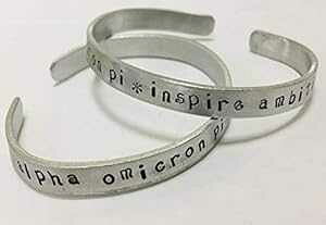 Alpha Omicron Pi�AInspire Ambition�AAOPi �M���V�����q�w���N���u�̈��p���b�g�[ �u���X���b�g�A�ϐF���Ȃ��A���~�j�E���� Ann Peden Jewelry Alpha Omicron Pi, Inspire Ambition, AOPi Greek Sorority Quote Motto Bracelet made 