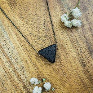GbZV ICgUn΂̃gCAO lbNXAuY Luna Tide Essential oil diffusing lava stone triangle necklace in bronze