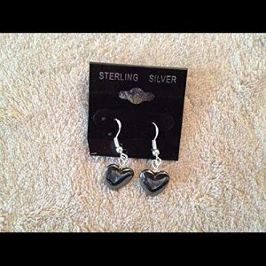 VRw}^Cg΃n[gX^[OVo[_OCO Mama Otter's Tidbits Natural Hematite Gemstone Heart Sterling Silver Dangle Earrings