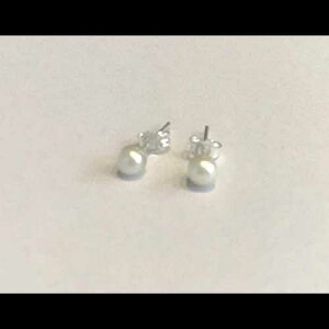 nhChX^WIɂ̏ȃp[COAM Tiny Pearl Earrings Handcrafted, Semi Precious Stone by Handmade Studio