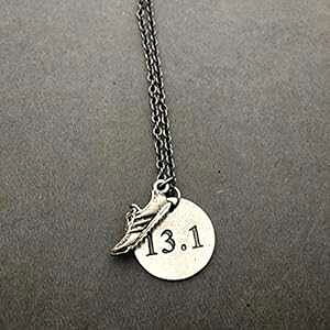 RUN 13.1 �s���[�^�[ �l�b�N���X - �s���[�^�[ �����j���O �V���[�Y �`���[���ƃs���[�^�[ ���E���h 13.1 �y���_���g�A18 �C���` �K�����^�� �`�F�[�� The Run Home RUN 13.1 Pewter Necklace - Pewter Running Shoe