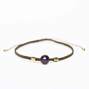 �_�[�N�u���E���F�̕R�ƒ����ɍ��̒W���p�[�����g�p�������߉\�ȃt�����h�V�b�v �u���X���b�g Metal Studio Jewelry Adjustable friendship bracelet in dark brown color string and black freshwater pearls at the center