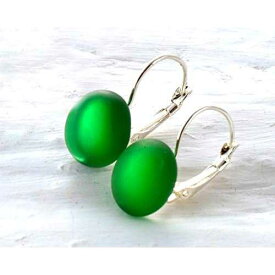 アイリッシュ ウイスキー ドロップ イヤリング - リサイクル ジェムソン ボトル - エメラルド グリーン シー グラス 仕上げ Glassoholics Irish Whiskey Drop Earrings - Recycled Jameson Bottle - Emerald Green Sea Glass Finish