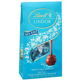 Lindt LINDOR シーソルトミルクチョコレートトリュフ、滑らかでとろけるトリュフセンターのミルクチョコレートキャンディ、イースターバスケットの詰め物、5.1オンス バッグ Lindt LINDOR Sea Salt Milk Chocolate Truffles, Milk Chocolate Candy with Smoo