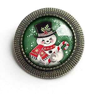 ΂̔wiɃgȐႾ܂jx̃u[` The Divine Iguana Retro Snowman on Green Background Festive Holiday Brooch