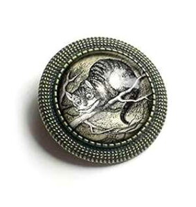 svc̍̃AX `FVL tfRp[WKXƐ^Ju[` The Divine Iguana Alice in Wonderland Cheshire Cat reverse decoupage glass and brass brooch