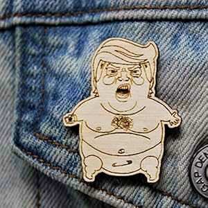 gvxr[ؐs eNp[eB[̐Ԃ哝̃MOMtg Telestic Design Trump Baby Handmade Wood Pin Baby President Gag Gift for Impeachment Party