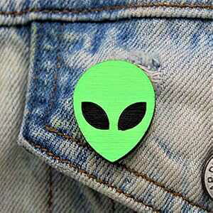 GCAwbhؐs Telestic Design Alien Head Hand-Made Wood Pin