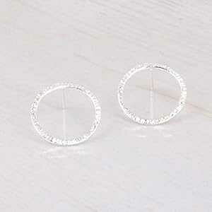 �����ȃn���}�[���H���ꂽ 925 �X�^�[�����O�V���o�[ �T�[�N�� �X�^�b�h �s�A�X - ����̑@�ׂȃI�[�v�� �T�[�N�� �|�X�g Tooliks Small Hammered 925 Sterling Silver Circle Stud Earrings - Handmade Delicate Open 
