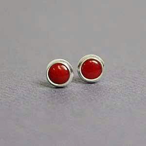 ���b�h�o���u�[�R�[�����X�^�b�h�s�A�X�AS 4mm �X�^�[�����O�V���o�[ KMBankston Red Bamboo Coral Stud Earrings, Small 4mm Sterling Silver