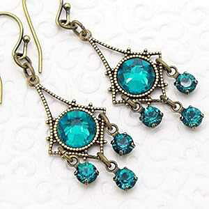 �e�B�[���u���[�N���X�^���̏����ȃV�����f���A�C�������O Cloud Cap Jewelry Small Chandelier Earrings in Teal Blue Crystal