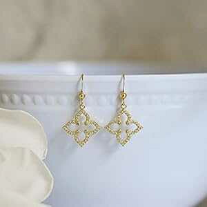 �L���[�r�b�N�W���R�j�A�I�[�v���l�t�S�[���h���^���_���O���C�������O�W���G���[�M�t�g�F�l�ւ� Designed by Stacey Jewelry, LLC Cubic Zirconia Open Quatrefoil Gold Metal Dangle Earrings Jewelry Gift for Friend