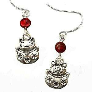 Vo[g[ʏLLƐԂ`FRKXr[YΏ̃COAK^̃Mtg Dreamscape Studio Silver Tone Double Sided Maneki Neko Lucky Cat and Red Czech Glass Bead Asymmetric Earrings, Good Fortune Gift