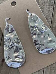 X^[OVo[̃COɑ傫ȃn}[Vo[̃eBAhbvXe[ggWG[ Sundance Dreams Designs Large Hammered Silver Teardrop on Sterling Silver Earrings Statement 