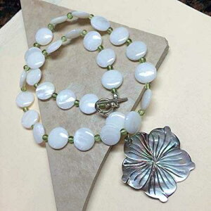 VRArLA}U[Iup[Ayhbg 925 \bhX^[OVo[lbNX 19 3/4" Natural Rocks by Kala Natural Carved Abalone Shell, Mother of Pearl, Peridot 925 Solid Sterling Silver Necklace 19 3