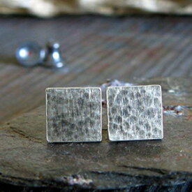 小さな正方形の6mmアンティークスターリングシルバースタッドピアス。アメリカで手作りされたミニマリストジュエリー Poseidon's Booty Small square 6mm antiqued sterling silver stud earrings. Minimalist jewelry handmade in the USA