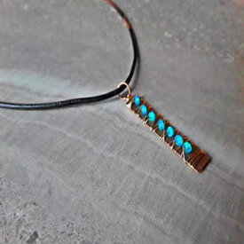 ブルーウェロオパールワイヤーラップワイヤーラップ自由奔放に生きるスタイルの銅と金の延べ棒ペンダントネックレス Curious Creations Blue Welo Opal Wire Wrapped Wire Wrapped Boho Style Copper and Gold Bar Pendant Necklace