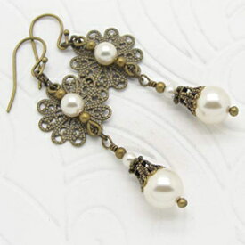 クリーム色の真珠を模したヴィンテージスタイルのイヤリング Cloud Cap Jewelry Vintage Style Earrings with Cream Simulated Pearls