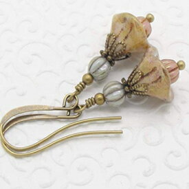 素朴なガラスの花が付いたシャビーシックなイヤリング Shabby Chic Earrings with Rustic Glass Flowers