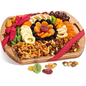 ハンドル付き竹まな板サービングトレイにドライフルーツとグルメスナックギフト Dried Fruit and Gourmet Snacks Gift on Bamboo Cutting Board Serving Tray with Handles