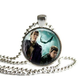 ハリーポッターのフレッドとジョージウィーズリー1インチシルバーメッキペンダントネックレス The Spider's Parlor Harry Potter's Fred and George Weasley 1 Inch Silver Plated Pendant Necklace