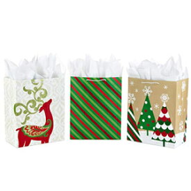 Hallmark 13 インチ ラージ クリスマス ギフト バッグ 詰め合わせ ティッシュペーパー付き (3 袋: 赤と緑のストライプ、ツリー、キラキラのトナカイ) Hallmark 13" Large Christmas Gift Bag Assortment with Tissue Paper (3 Bags: Red and