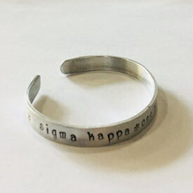 シグマカッパモットーブレスレット-ワンハート、ワンウェイ、変色しないアルミカフブレスレットにハンドスタンプ Ann Peden Jewelry Sigma Kappa motto bracelet - One Heart, One Way, handstamped on a non tarnish aluminum cuff bracelet