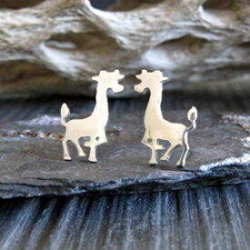 キリンのスタッドピアスは、スターリングシルバーのポストジュエリーを磨きました。アメリカで手作り。 Poseidon's Booty Giraffe stud earrings polished sterling silver post jewelry. Handmade in the USA.