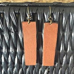 �����O�u���E�����U�[�o�[�_���O���C�������O Monarch Jewelry Long Brown Leather Bar Dangle Earrings