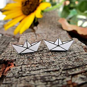 ܂莆{[ghؐX^bhsAXAZ[[Lve킢{[gWG[ It's Just So You Origami Paper Boat White ted Wood Stud Earrings, Sailor Captain Cute Boating Jewelry