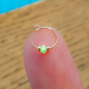 小さなグリーンオパールフェイククリップオンノーズリング 24g - 14K ゴールドフィルド - ピアス不要 Alome Piercings Tiny Green opal Fake Clip-On Nose Ring 24g - 14K GOLD FILLED - No Piercing Needed